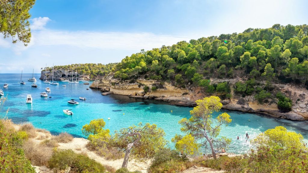 "Upptäck Karibiens magi: Reggae, stränder och äventyr på Antigua och Barbuda!"